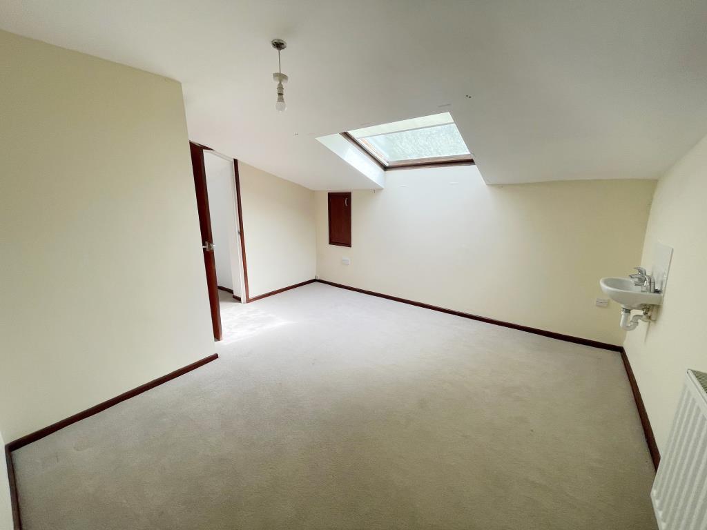 Lot: 62 - DETACHED FORMER GATEHOUSE FOR IMPROVEMENT - Main bedroom with skylight window sink and radiator